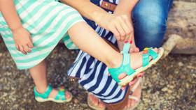 Una niña con unas zapatillas de verano.