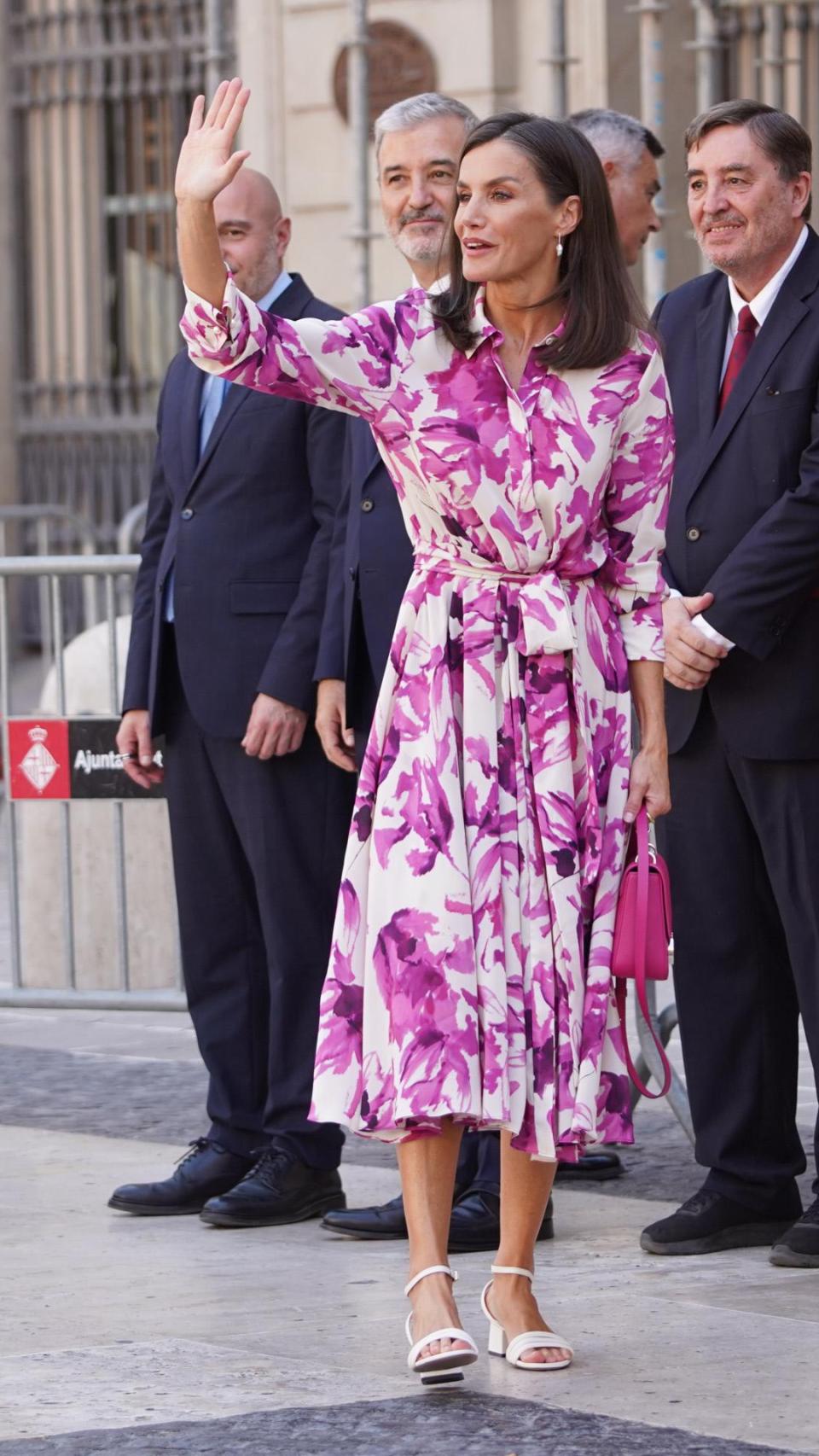 La reina Letizia en Barcelona con vestido de Carolina Herrera