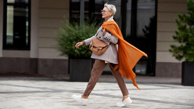 Mujer caminando a paso ligero.