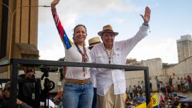 El candidato opositor en Venezuela, Edmundo González Urrutia, junto a la activista María Corina Machado.