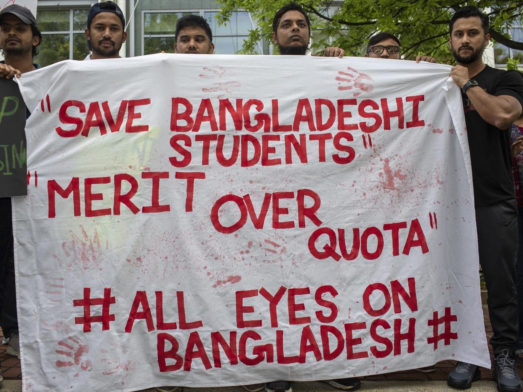 Manifestantes de Bangladesh protestan frente a la Casa Blanca en Washington contra la reforma de la ley.
