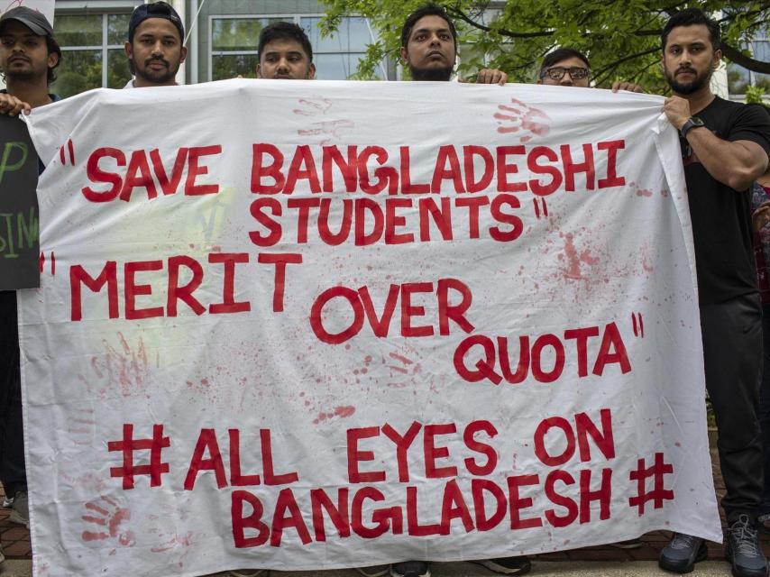 Manifestantes de Bangladesh protestan frente a la Casa Blanca en Washington contra la reforma de la ley.