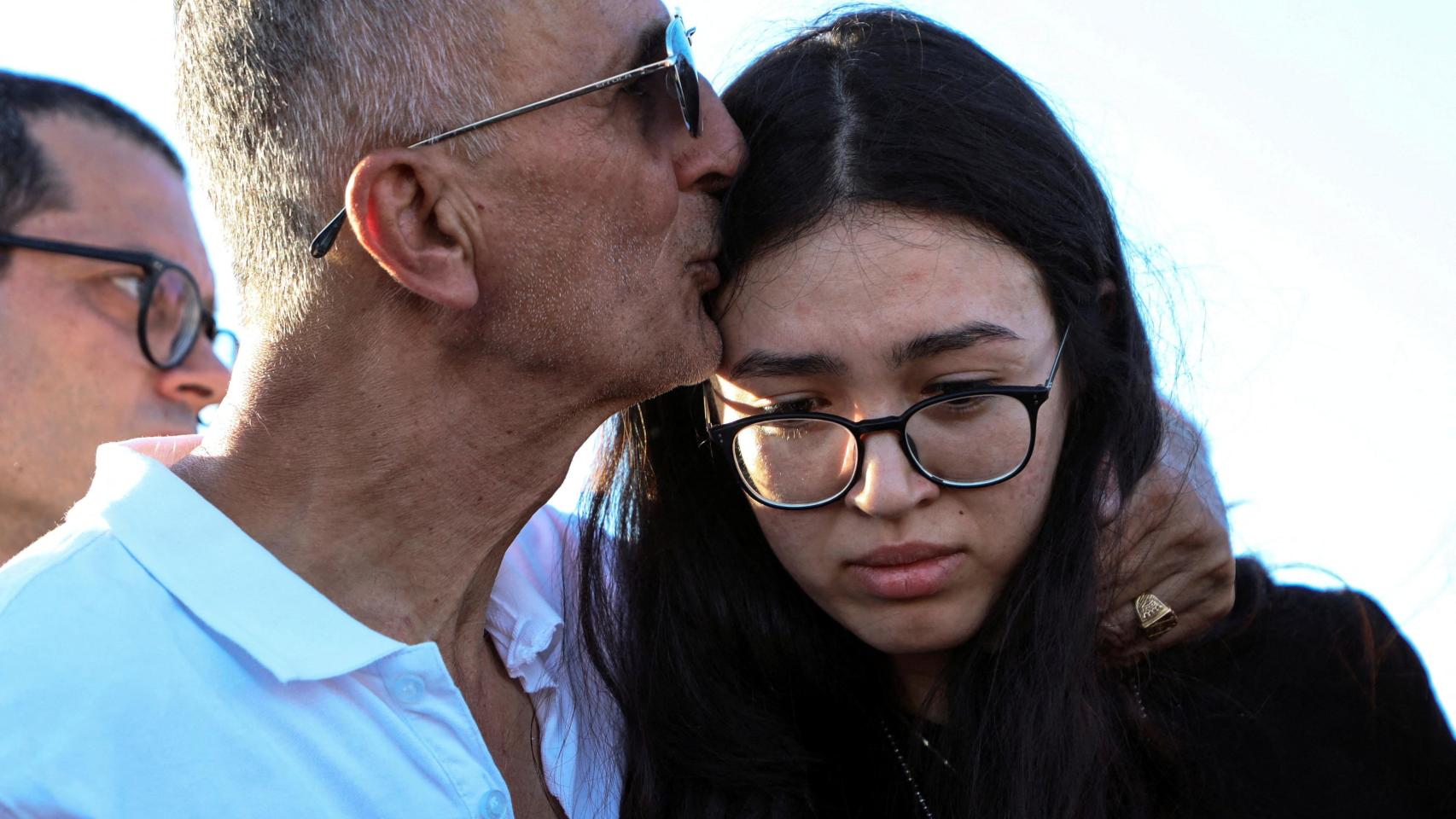 Argamani y su padre, en el funeral de su madre Liora el pasado 2 de julio.