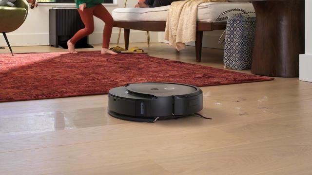 La Roomba Combo 10 Max con baste AutoWash.