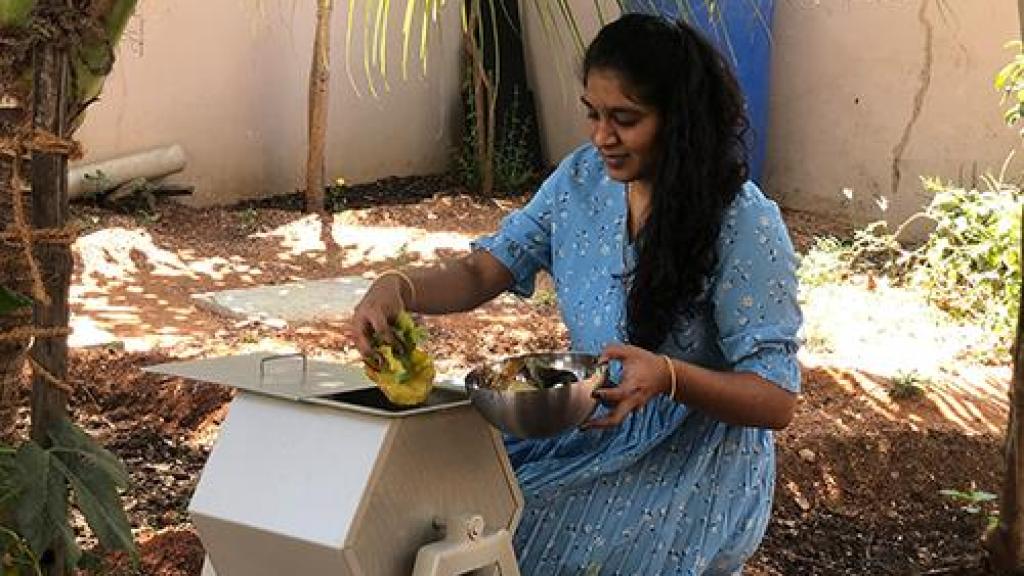 Mujer usando su invento para hacer compost