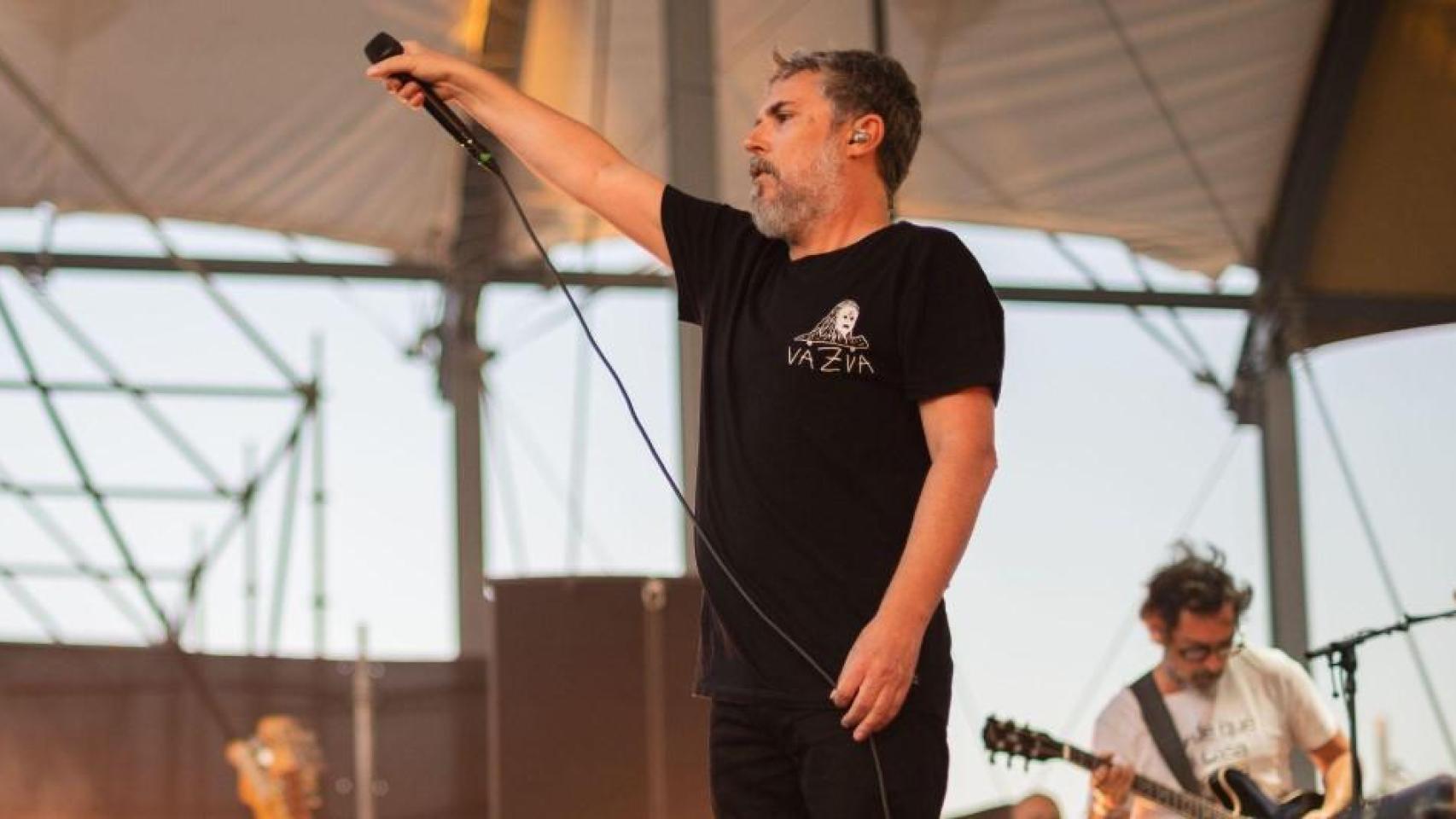 Iván Ferreiro con una camiseta de la marca