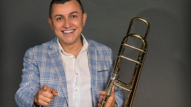 Javier Saavedra, director de Los Satélites, con su trombón.