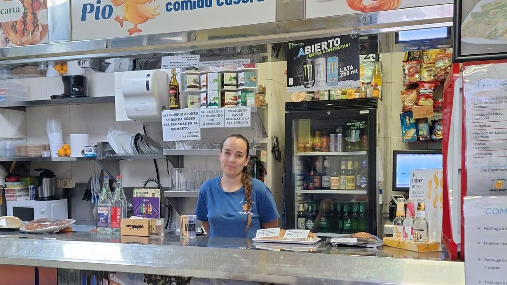 Montse, atendiendo en la barra del bar de la cafetería Pío Pío.