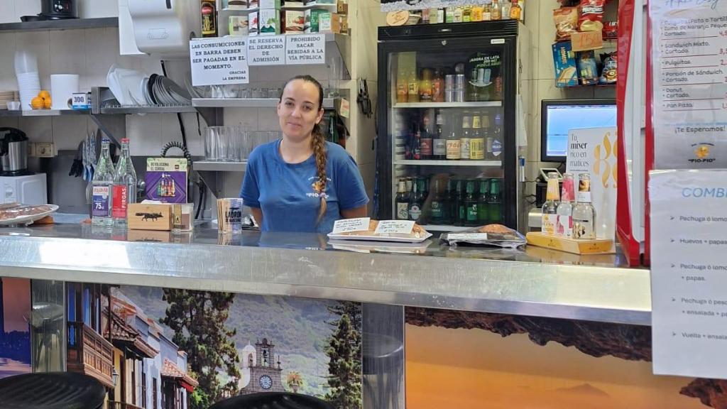 Montse, atendiendo en la barra del bar de la cafetería Pío Pío.