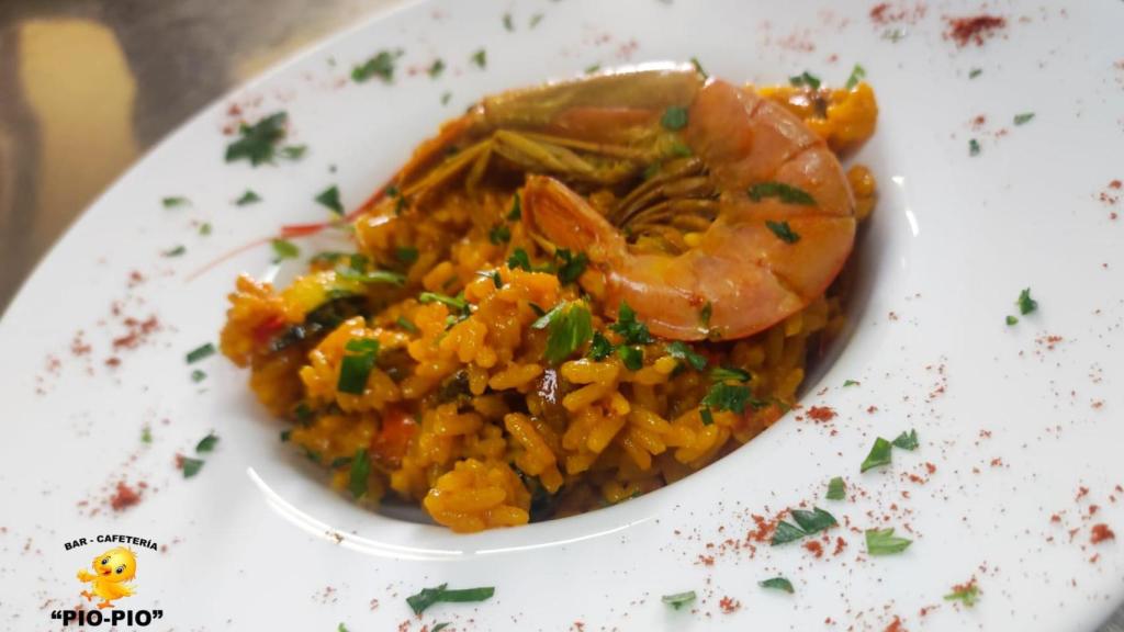 Plato de paella en la cafetería Pío Pío.