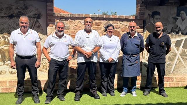 Los hermanos Sánchez Soto, que dirigen el Asador Los Pucheros, en Piedrabuena, Ciudad Real.