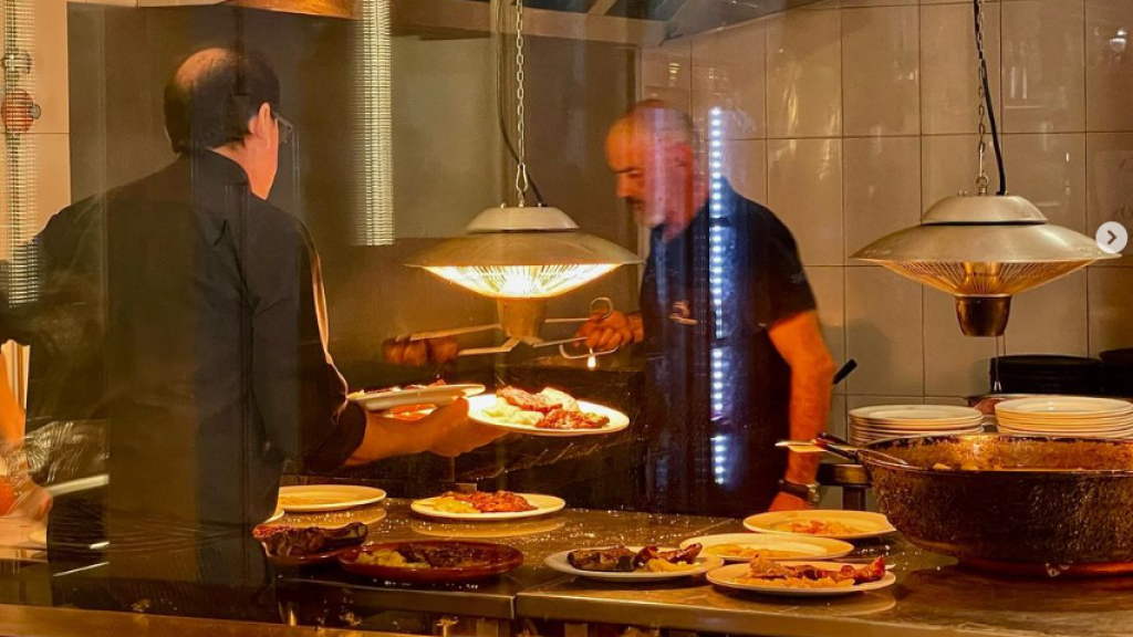 Interior del restaurante Asador Los Pucheros, donde la carne a la brasa es la estrella.