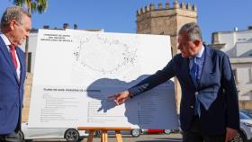 Sanz y De la Roa, en la presentación del proyecto junto a la Torre de la Plata.