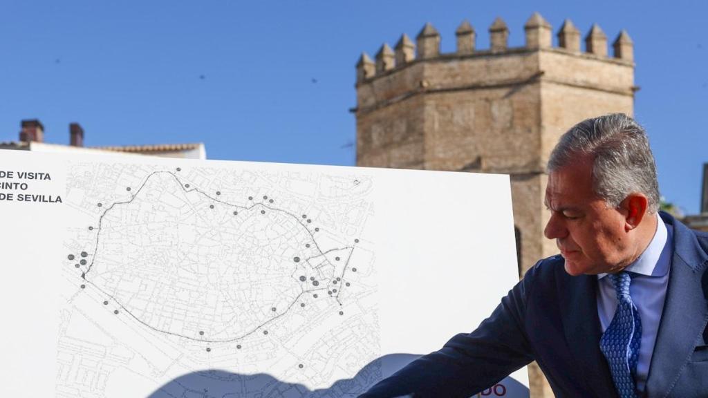 Sanz y De la Roa, en la presentación del proyecto junto a la Torre de la Plata.