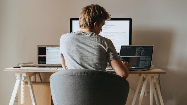 Un joven teletrabajando.