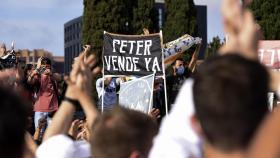 Aficionados del Valencia CF participan en una concentración, en 2021. Jorge Gil/EP