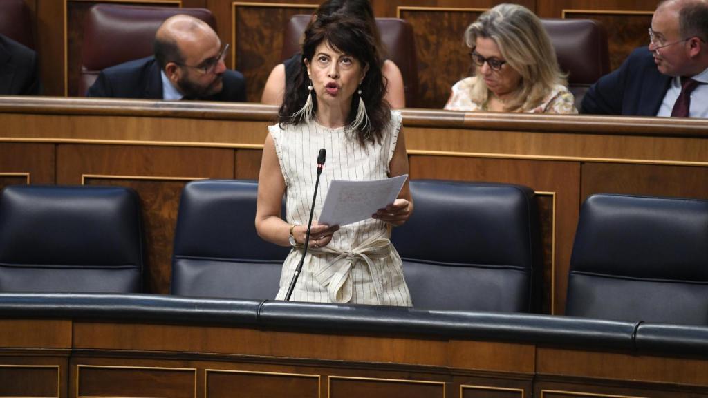 La ministra de Igualdad, Ana Redondo, durante una sesión plenaria extraordinaria, en el Congreso de los Diputados.