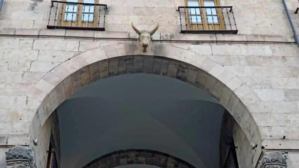 Cabeza de toro esculpida en el 'Arco del Toro' de la Plaza Mayor de Salamanca