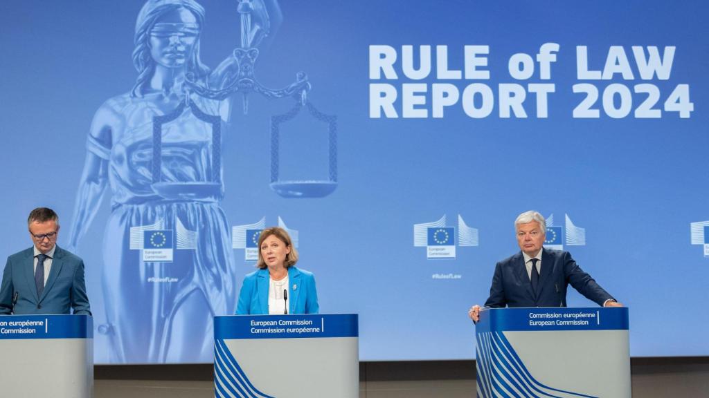 Los comisarios Vera Jourova y Didier Reynders, durante la rueda de prensa de este miércoles en Bruselas