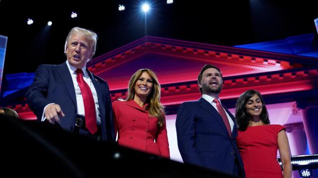 Donald Trump y J.D. Vance, junto a sus esposas, en el cuarto día de la Convención Nacional Republicana.