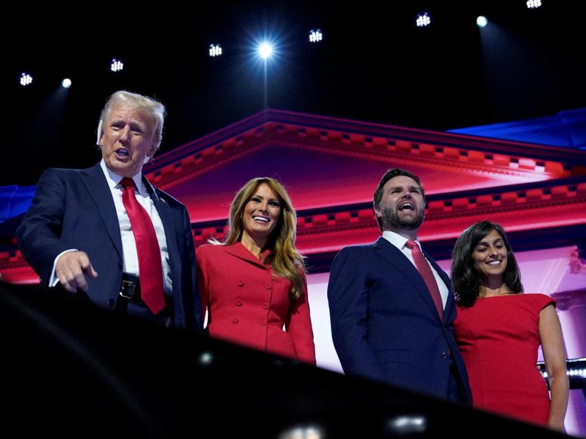 Donald Trump y J.D. Vance, junto a sus esposas, en el cuarto día de la Convención Nacional Republicana.