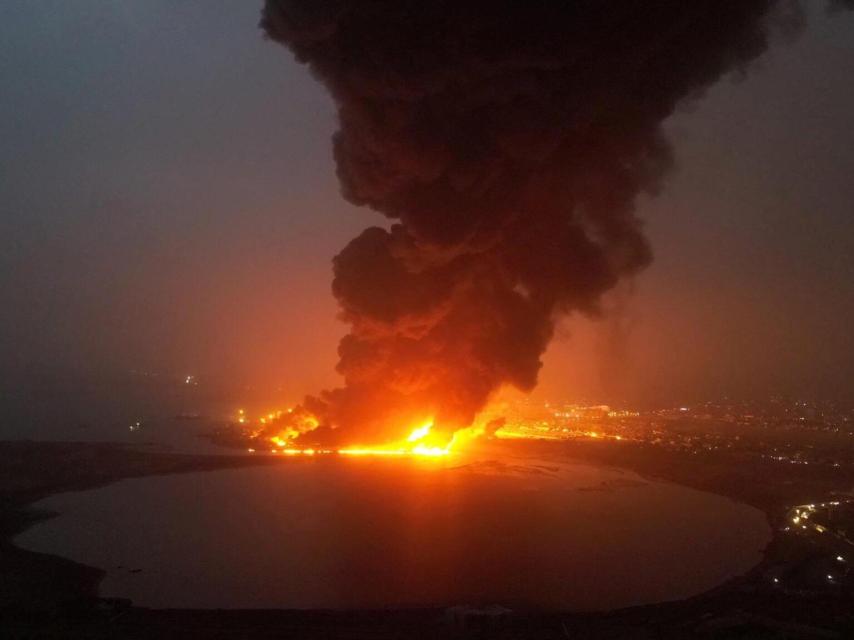 El puerto de Hodeidah, en Yemen, tras los ataques aéreos israelíes contra los hutíes.