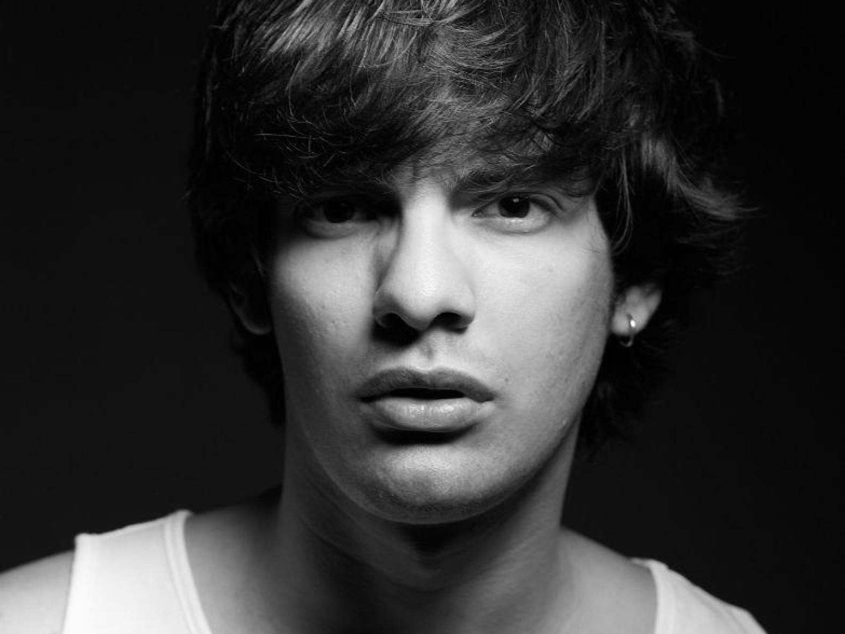 Álex Reyes en una imagen en blanco y negro, mirando a cámara.