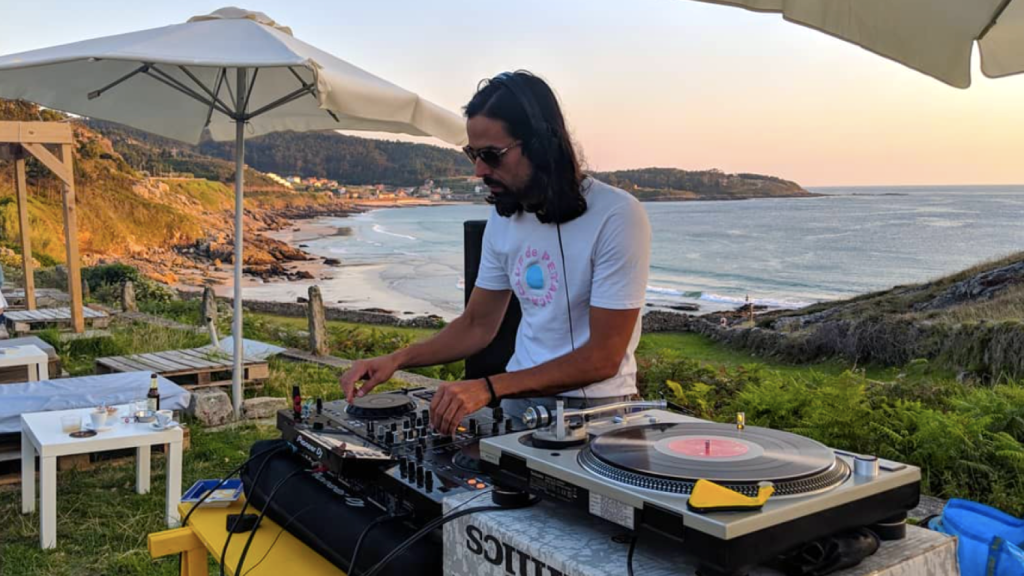 Sesión de DJ en el Chiringo de Fonforrón con la playa y el mar de fondo