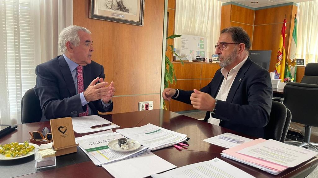 El presidente del Colegio de Médicos y el delegado de Salud en la reunión de este miércoles.