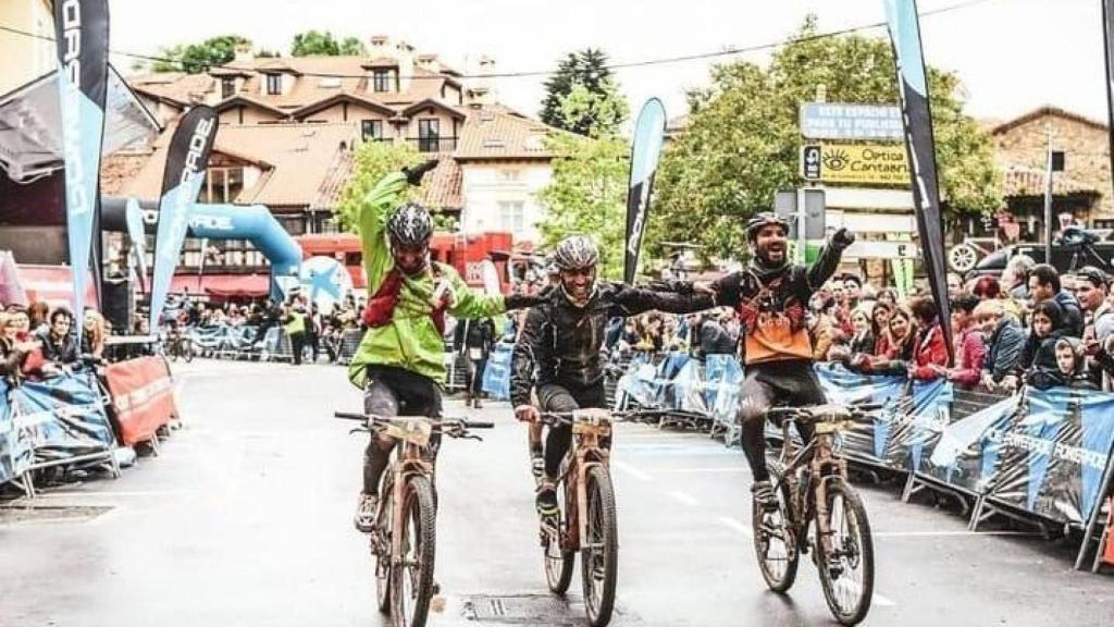 Álvaro, junto a unos amigos, cruzando una mete en bicicleta.