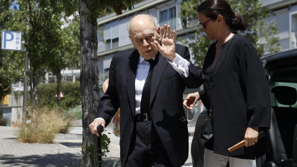 Jordi Pujol, en su imagen más reciente, acude al funeral de su mujer el pasado 10 de julio.