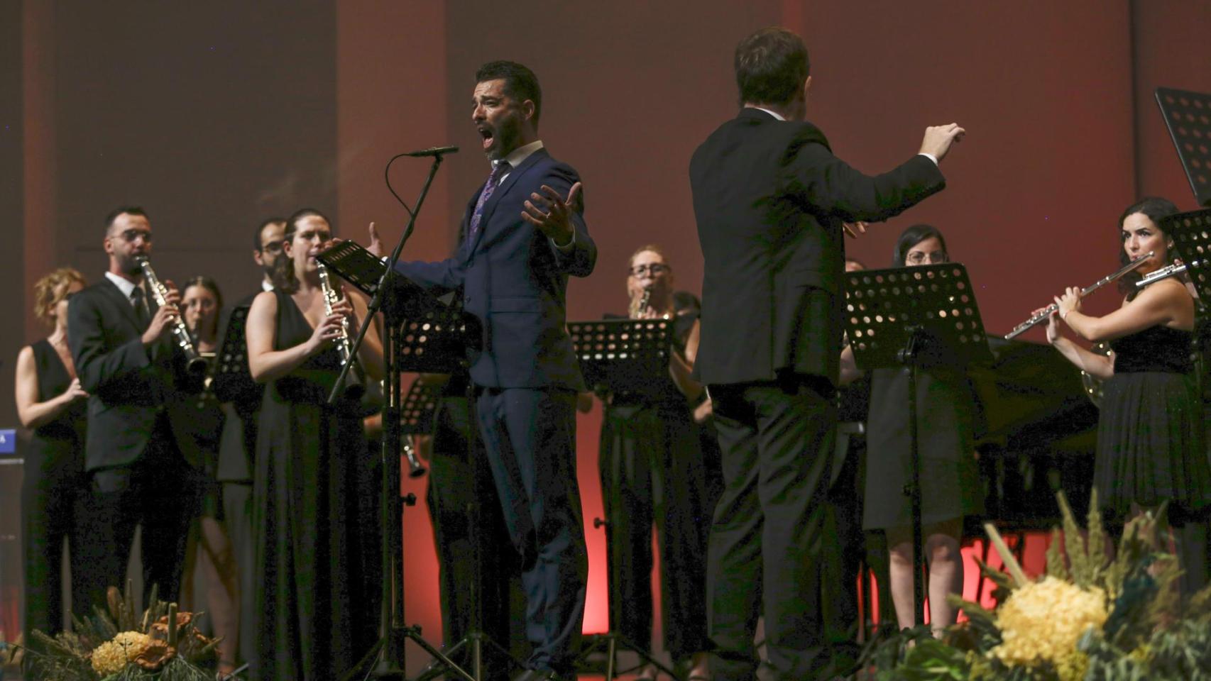 El cantante Alberto Ballesta durante su interpretación del himno valenciano en la presentación del 70 Certamen Internacional de Habaneras