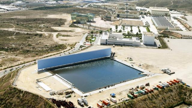 Vista áerea de las instalaciones de los estudios con el tanque inundable en primer plano.