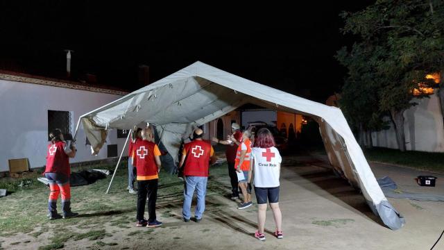 Ejercicio nocturno de montaje de un albergue por parte de Cruz Roja en Salamanca