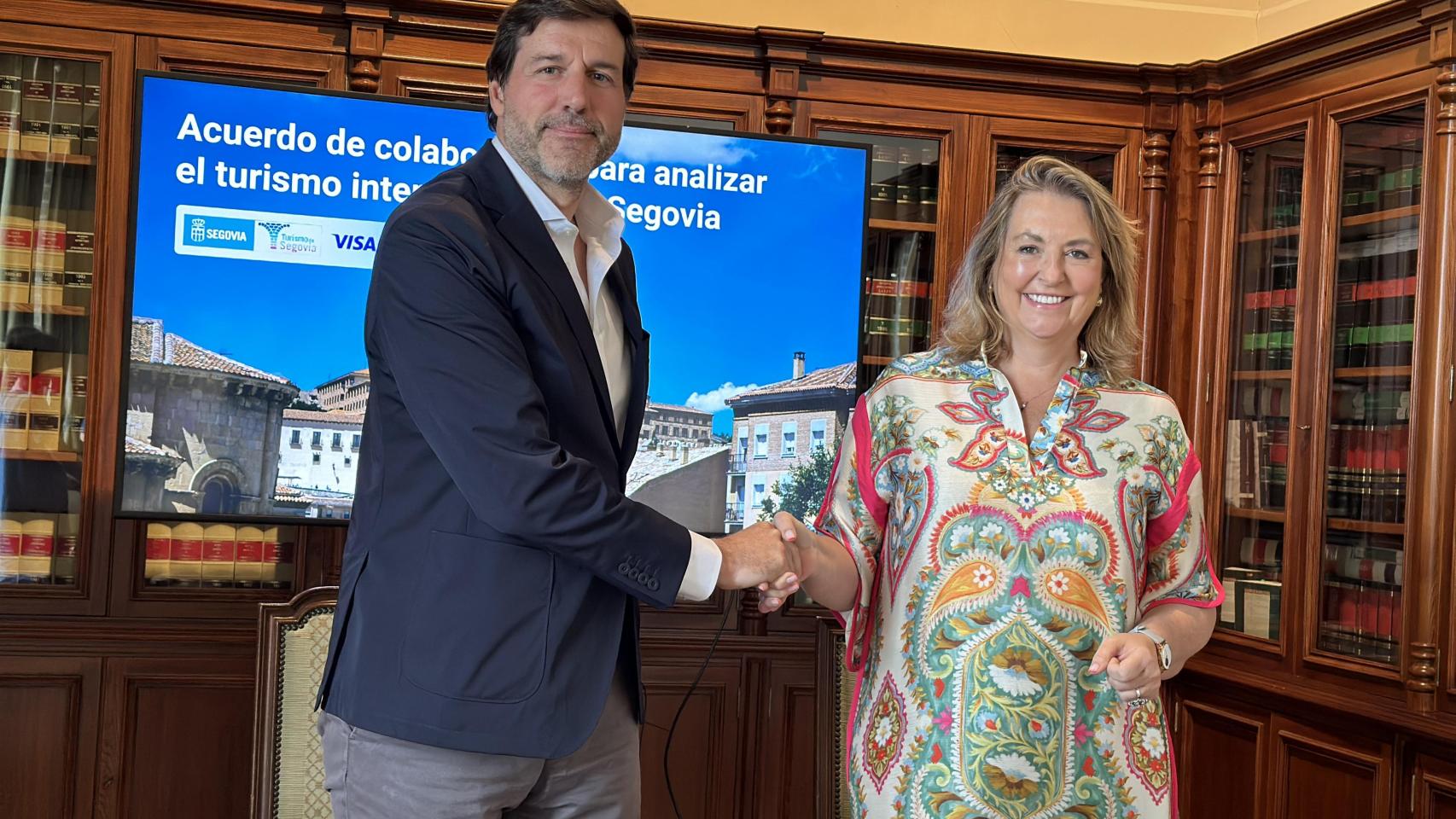 El director general de Visa en España, Eduardo Prieto; y la concejala de Turismo, Innovación, Digitalización y Promoción Económica, May Escobar