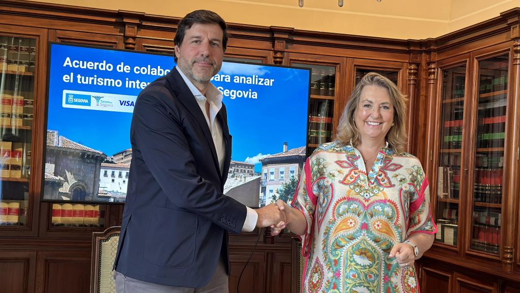 El director general de Visa en España, Eduardo Prieto; y la concejala de Turismo, Innovación, Digitalización y Promoción Económica, May Escobar