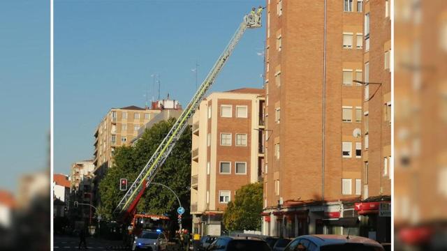 Los Bomberos de Valladolid actuando en la fachada de la Avenida de Palencia