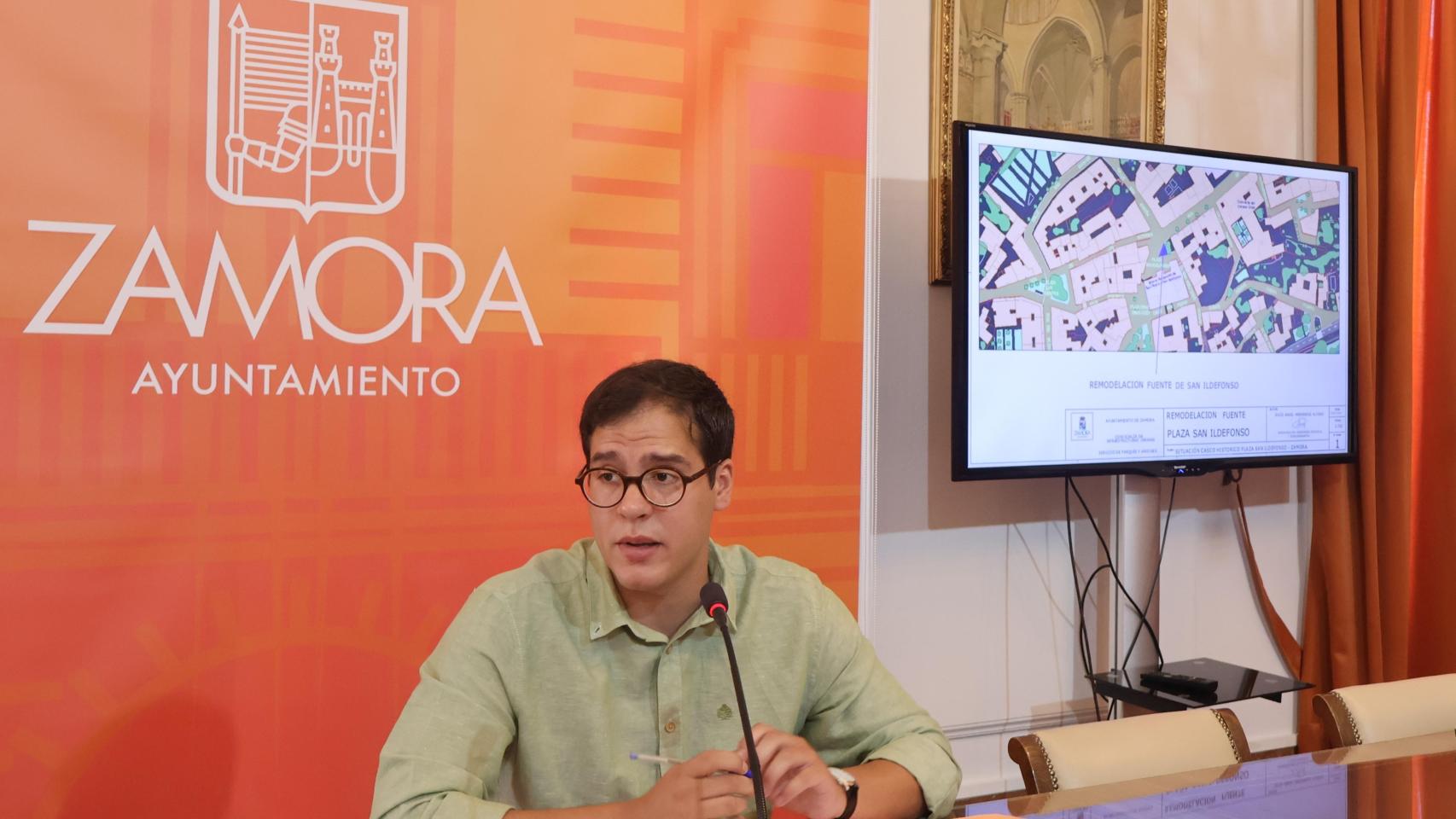 El concejal de Obras, Pablo Novo, en la presentación del proyecto de la fuente de San Ildefonso