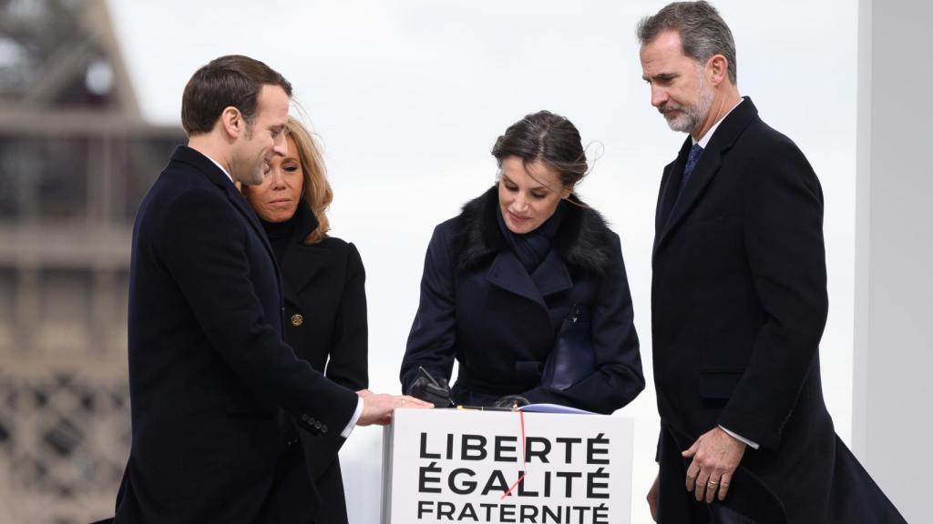 Los Reyes junto a los Macron en el homenaje a las víctimas del terrorismo.