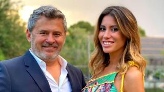 El motivo del viaje de Miki Nadal y su pareja, Helena, a Ibiza: por qué viven separados y el gran misterio de su boda