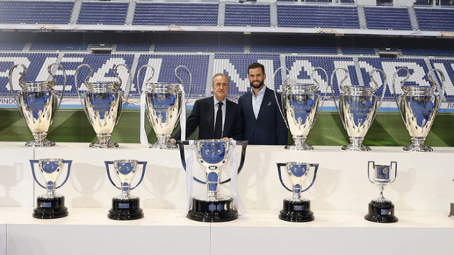 Nacho Fernández junto a Florentino Pérez y sus 26 títulos con el Real Madrid