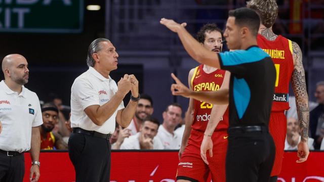 Sergio Scariolo, dirigiendo a la selección masculina de baloncesto