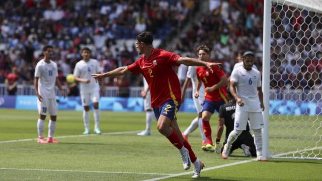 Marc Pubill celebra el primer gol de España ante Uzbekistán.