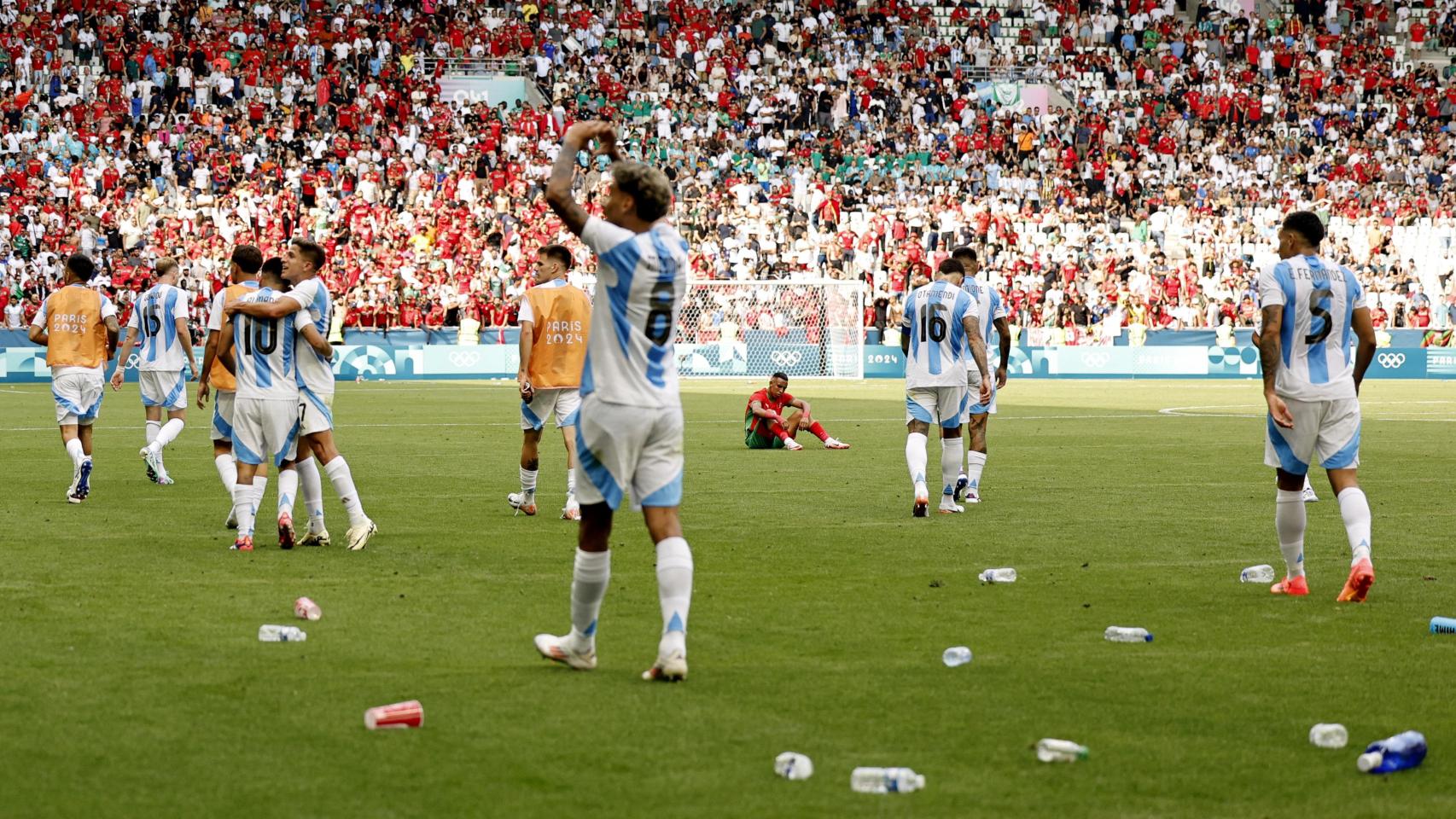 Los futbolistas argentinos celebran su gol ante Marruecos que finalmente anuló el VAR