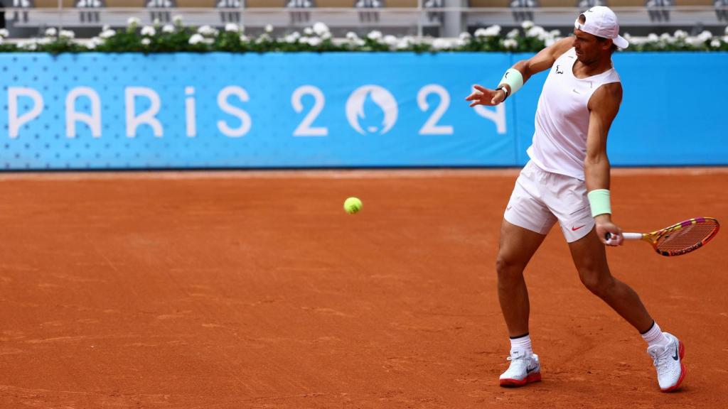 Rafael Nadal entrenado en Roland Garros antes del estreno en los JJOO París 2024