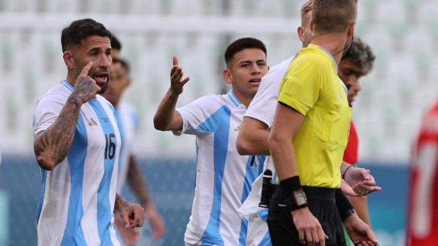 Los jugadores de Argentina piden explicaciones al colegiado del encuentro.