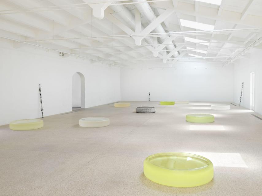 ‘Roni Horn’ en Hauser & Wirth Menorca, vista de la instalación. Foto: Stefan Altenburger cortesía de la artista y Hauser & Wirth.