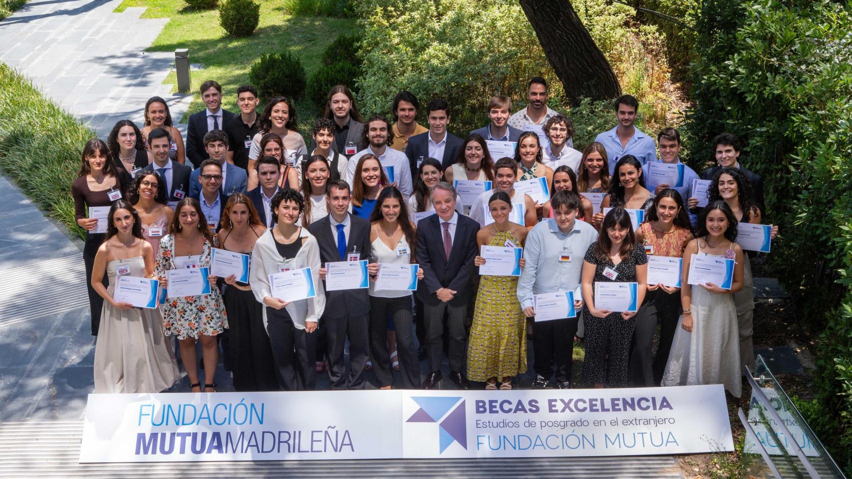 Foto de familia de los becados de la Fundación Mutua Madrileña.