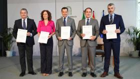 El presidente de la Junta de Andalucía, Juanma Moreno, junto a representantes de los sindicatos y de los empresarios.