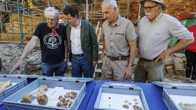 Los codirectores de los yacimientos de Atapuerca, Juan Luis Arsuaga (i), Bermúdez de Castro (2d) y Eudald Carbonell (d), muestran los hallazgos al presidente de Castilla y León.